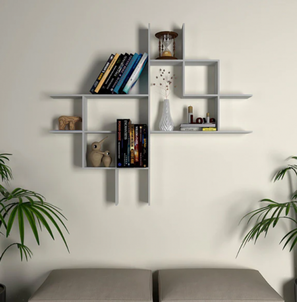 Rak Dinding Kayu dengan Aksen Klasik